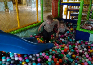 dzieci bawią się w figloraju