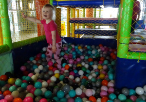 dzieci bawią się w figloraju