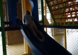 dzieci bawią się w figloraju