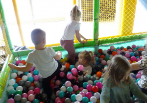 dzieci bawią się w figloraju