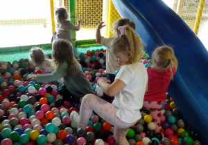 dzieci bawią się w figloraju