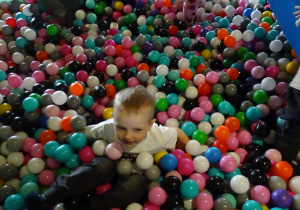 chłopiec bawi się kulkami