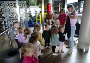 dzieci żegnają się z panią