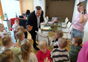 dzieci dziękują panu prezesowi