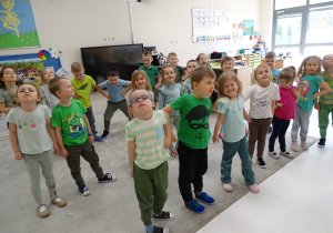 02 Dzieci pokazują dumną minę