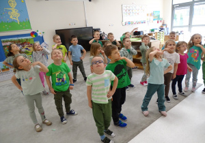 03 Dzieci pokazują dumną minę