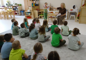 04 Chłopiec pokazuje obrazek, dzieci słuchają opowiadania o dumnej Zosi
