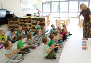 05 Dzieci patrzą na panią