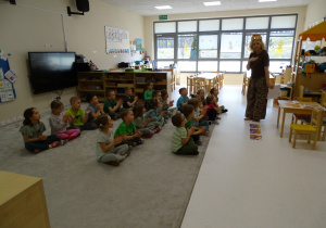 06 Dzieci patrzą na panią