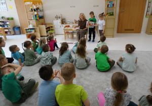 07 Dzieci patrzą na obrazek