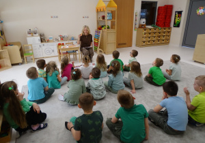 08 Dzieci słuchają o Brawojce i patrzą na Jej sylwetę