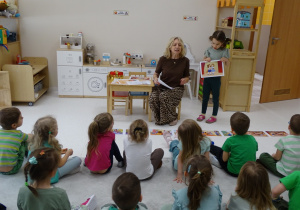 09 Dzieci słuchają zakończenia opowiadania o dumnej Zosi