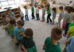 10 Zabawa muzyczno - ruchowa, dzieci dumnie prezentują swoje talenty