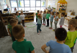 11 Zabawa muzyczno - ruchowa, dzieci dumnie prezentują swoje talenty