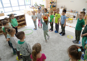 12 Zabawa muzyczno - ruchowa, dzieci dumnie prezentują swoje talenty