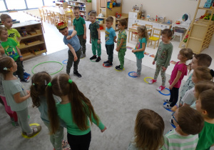 13 Zabawa muzyczno - ruchowa, dzieci dumnie prezentują swoje talenty