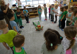 14 Zabawa muzyczno - ruchowa, dzieci dumnie prezentują swoje talenty