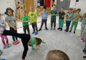 15 Zabawa muzyczno - ruchowa, dzieci dumnie prezentują swoje talenty