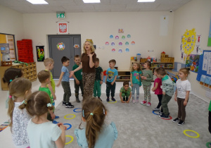 16 Pani pokazuje dumę ze swoich dzieci