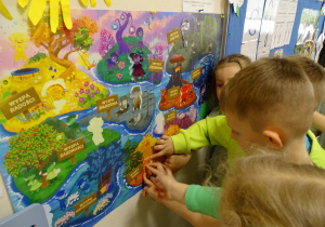 17 Dzieci umieszczają sylwetę Brawojki na Wyspie Dumy