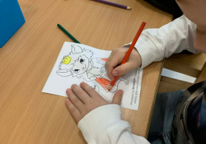 18 Dzieci kolorują postać Brawojki