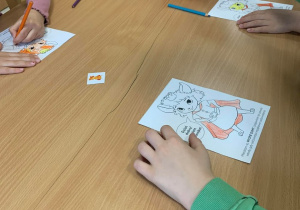 19 Dzieci kolorują postać Brawojki