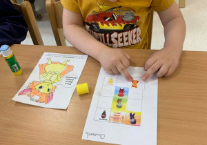 20 Dzieci kolorują postać Brawojki i wklejają do wklejki Czuciaków