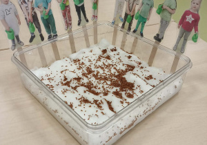 Dzieci podlewają roślinki