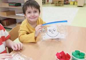 Chłopiec trzyma torebkę