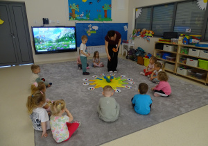 Chłopiec zbiera koraliki