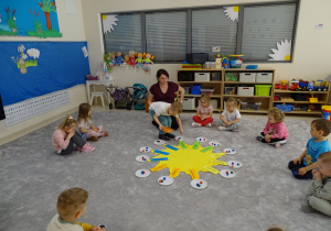 Chłopiec zbiera koraliki