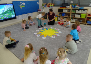 Chłopiec zbiera koraliki