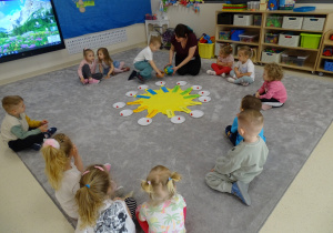 Chłopiec zbiera koraliki