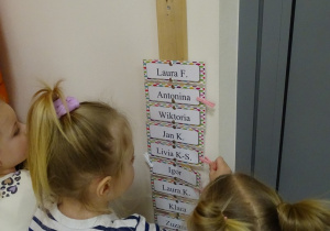 dziewczynki zapinaja spinacze