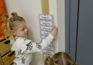 dziewczynki zapinaja spinacze