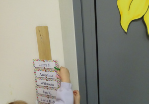 dziewczynki zapinaja spinacze