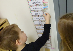 chlopiec zapina klamerkę