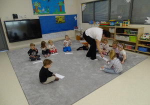 dzieci szukają swojego imienia