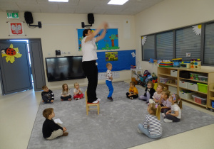 dzieci szukają swojego imienia