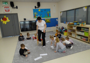 dzieci szukają swojego imienia