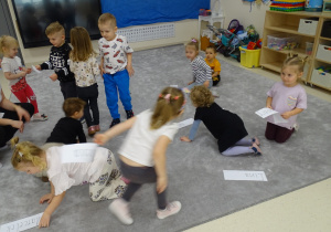 dzieci szukają swojego imienia