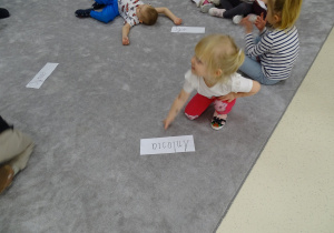 dzieci szukają swojego imienia