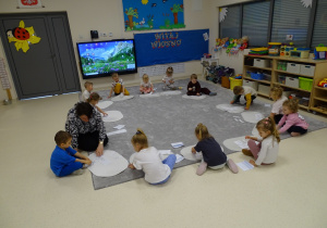 dzieci układją literki