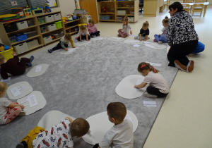 dzieci układją literki