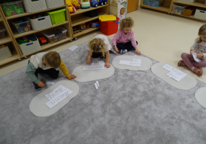 dzieci układją literki