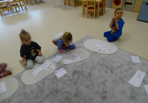 dzieci układją literki