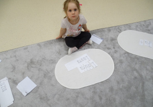 dzieci układją literki