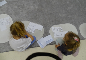 dzieci układją literki