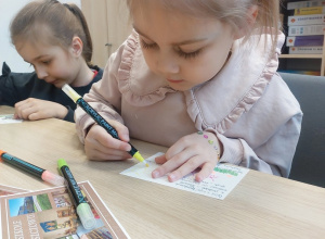Dziewczynka dekoruje pocztówkę
