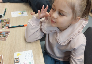 Dziewczynki przesyłają buziaki wraz z pozdrowieniami na pocztówce